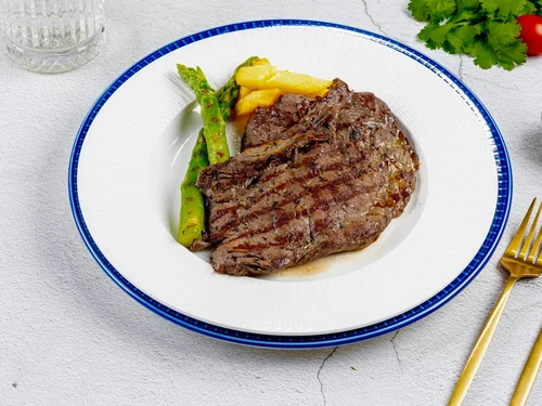 Говядина под соусом песто