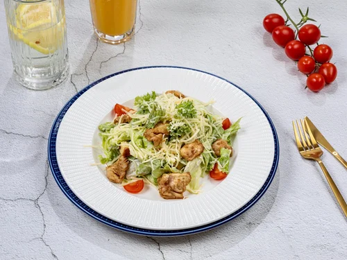 Салат Цезарь с курицей