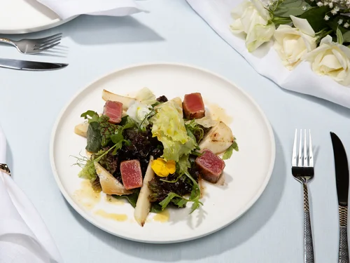 Салат с грушей, тунцом и горгонзоллой